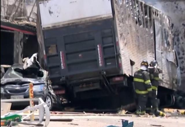 Imagem da noticia Caminhão provoca grave acidente em posto de combustível na zona sul de SP