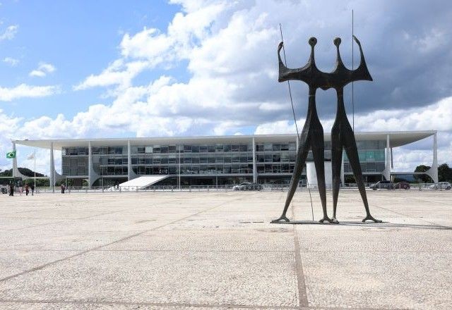 Imagem da noticia Visitantes voltam a ter acesso à Praça dos Três Poderes após retirada de acampamento pró-Bolsonaro