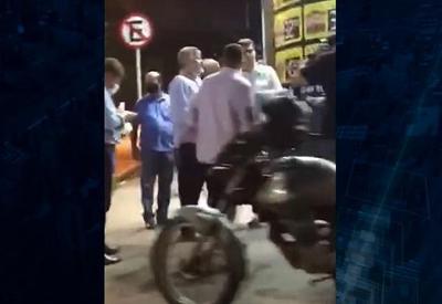 Prefeito não cumpre restrições é flagrado tomando cerveja na rua Prefeito não cumpre restrições é flagrado tomando cerveja na rua