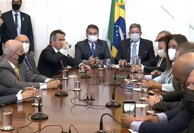 Imagem da noticia Bolsonaro e 8 ministros entregam proposta do novo Bolsa Família na Câmara