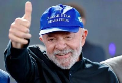 Lula assina projetos para criação de universidades Indígena e do Esporte Lula assina projetos para criação de universidades Indígena e do Esporte