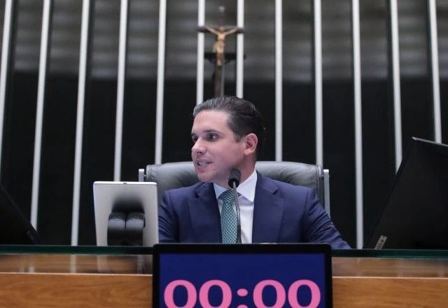 Imagem da noticia Ex-presidentes da Câmara vão a festa em Brasília em que atitude de Motta é assunto da noite