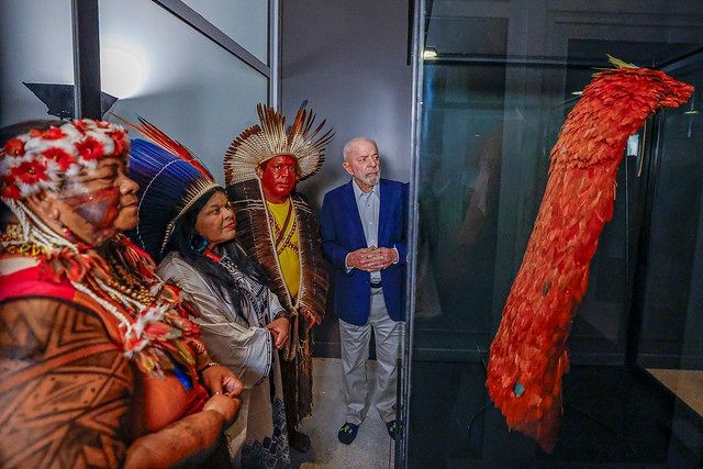 Imagem da noticia Lula promete tirar ocupantes de área indígena em celebração ao retorno do manto Tupinambá ao Brasil