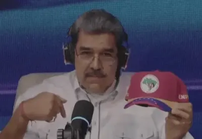 Com boné do MST, Maduro pede para brasileiros irem às ruas em defesa da Venezuela Com boné do MST, Maduro pede para brasileiros irem às ruas em defesa da Venezuela