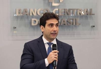 Galípolo diz que BC está "bastante incomodado" com inflação fora da meta e reforça postura restritiva Galípolo diz que BC está "bastante incomodado" com inflação fora da meta e reforça postura restritiva