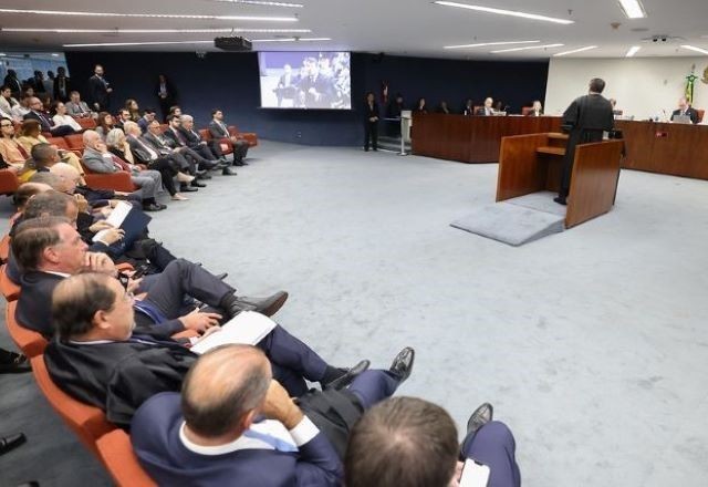 Imagem da noticia Primeira Turma rejeita preliminar para afastar Moraes, Zanin e Dino do julgamento contra Bolsonaro