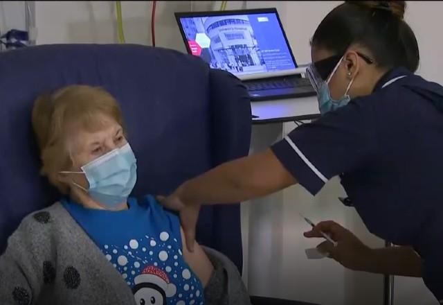 Imagem da noticia Início da vacinação contra a covid-19 completa um ano