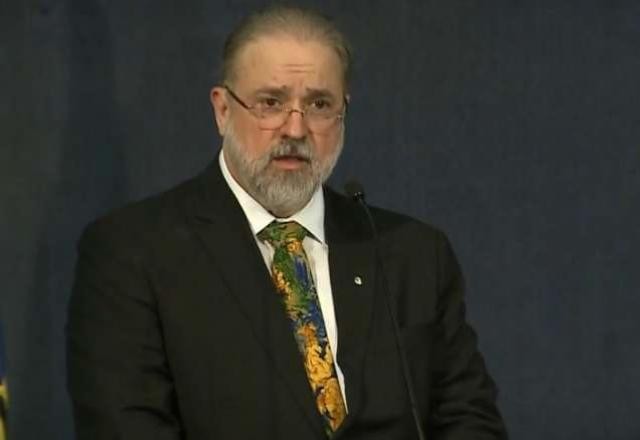 Imagem da noticia PGR defende no STF suspensão da MP que limita remoção de fake news