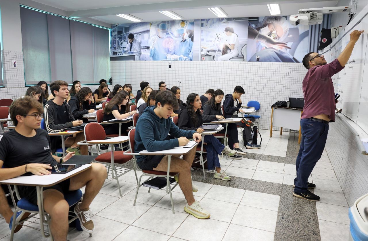 Imagem da noticia Lula assina MP que aumenta piso salarial dos professores em 5,4%