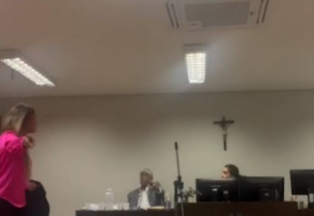 Imagem da noticia VÍDEO: Promotor chama advogada de ‘galinha garnisé’ em tribunal de MG