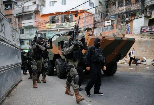 Imagem da noticia Governo pede retirada de projeto que isenta militares de punição