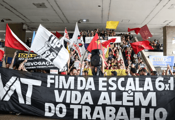 Imagem da notícia: Escala 6x1: Proposta da Câmara tem mais chance de avançar do que projeto do governo, dizem líderes