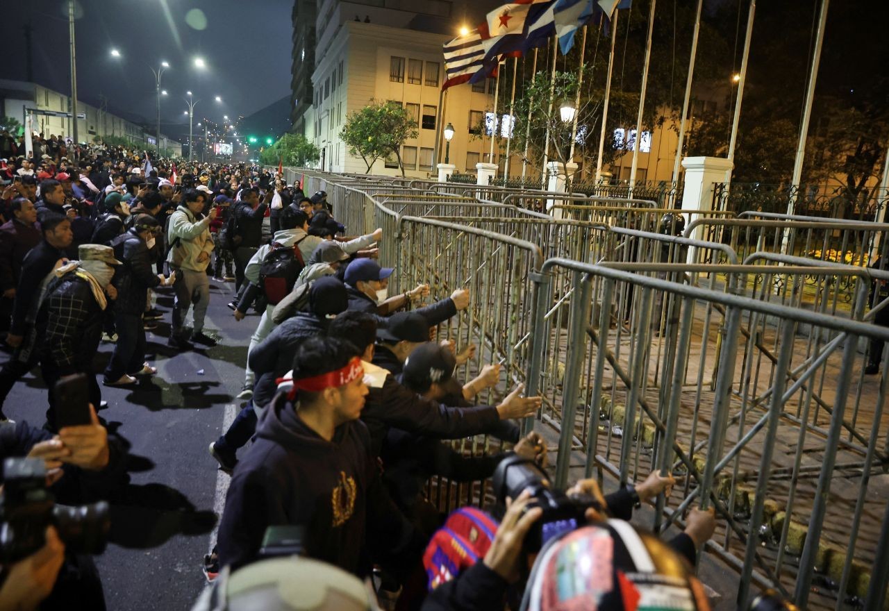 Imagem da noticia Protestos no Peru deixam ao menos um morto e dezenas de feridos após posse de presidente