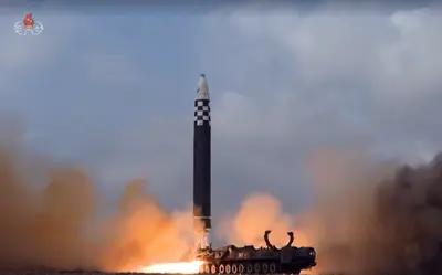 Coreia do Norte lança mísseis em direção ao mar do Japão Coreia do Norte lança mísseis em direção ao mar do Japão