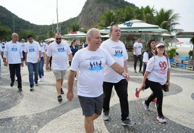Imagem da noticia Queiroga participa de caminhada por vida saudável na orla de Copacabana