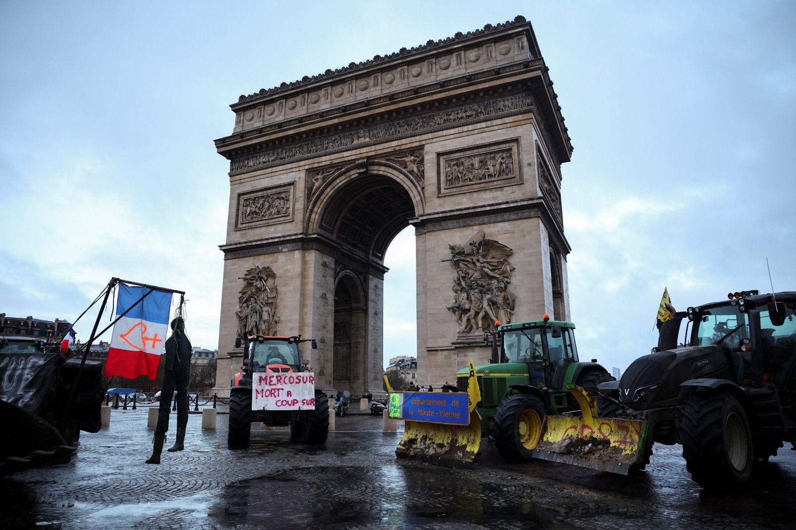 Imagem da noticia Agricultores bloqueiam ruas de Paris em protesto contra acordo UE-Mercosul