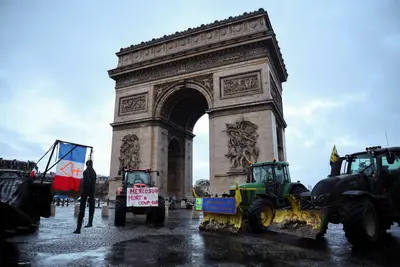 Agricultores bloqueiam ruas de Paris em protesto contra acordo UE-Mercosul Agricultores bloqueiam ruas de Paris em protesto contra acordo UE-Mercosul