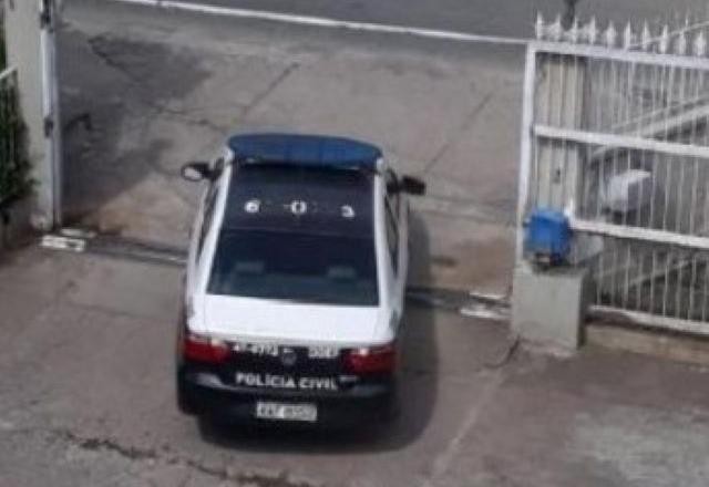 Imagem da noticia RJ: câmera de segurança flagra viatura onde Ronnie Lessa escondia armas