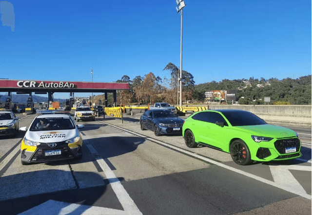 Imagem da noticia Três homens são detidos em racha com carros de luxo na Grande São Paulo
