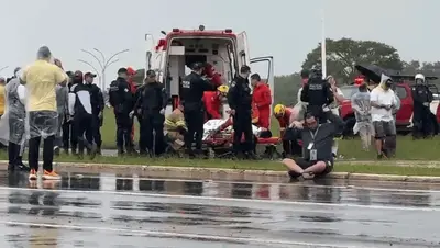 Raio atinge manifestantes em Brasília e 30 pessoas são encaminhadas para hospitais Raio atinge manifestantes em Brasília e 30 pessoas são encaminhadas para hospitais