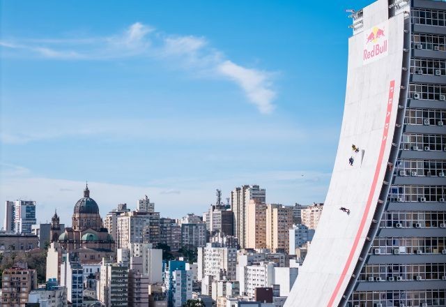 Imagem da noticia Skatista Mineirinho bate recorde ao descer megarrampa de prédio em Porto Alegre