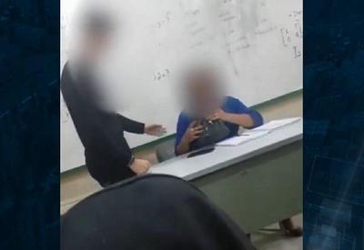 Racismo: aluno branco entrega pacote com esponja de aço a professora Racismo: aluno branco entrega pacote com esponja de aço a professora