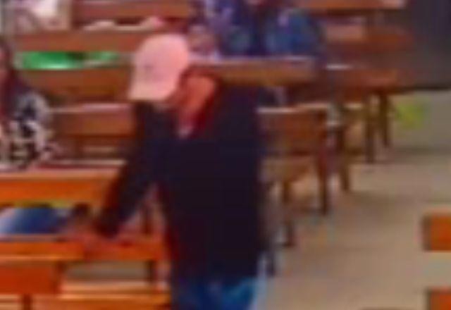 Imagem da noticia ES: homem sangrando interrompe culto em igreja para pedir ajuda