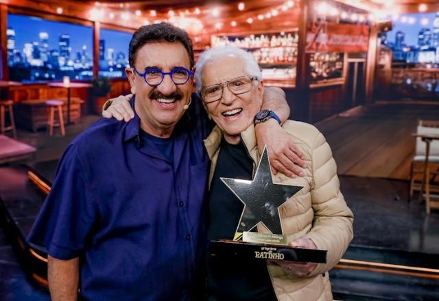 Imagem da noticia Carlos Alberto de Nóbrega recebe o troféu “Para Sempre Nossa Estrela” no Boteco do Ratinho