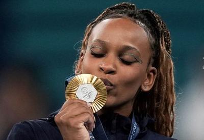 VÍDEO: Rebeca Andrade é ovacionada e aplaudida por passageiros em voo para São Paulo VÍDEO: Rebeca Andrade é ovacionada e aplaudida por passageiros em voo para São Paulo