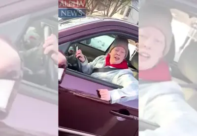 Vídeo feito por agente do ICE mostra momento em que mulher é morta a tiros em Minnesota Vídeo feito por agente do ICE mostra momento em que mulher é morta a tiros em Minnesota