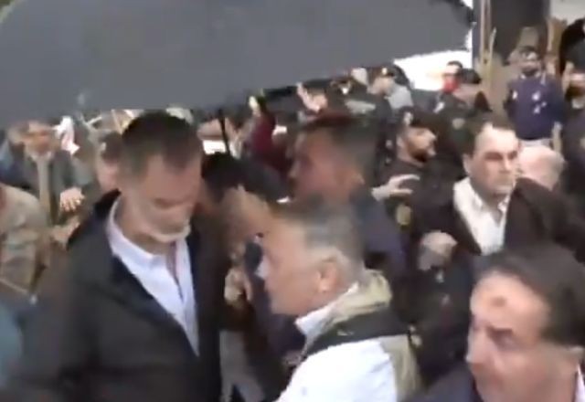Imagem da noticia Sob vaias, população joga lama e objetos no rei e rainha da Espanha; assista