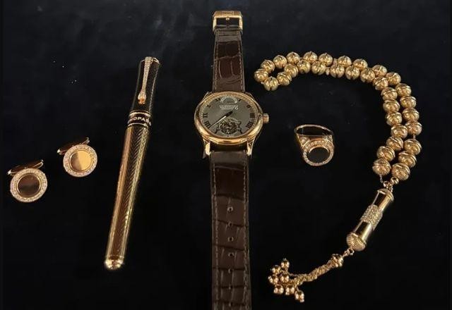 Imagem da noticia Kit de joias de Bolsonaro foi colocado em leilão online por US$ 120 mil
