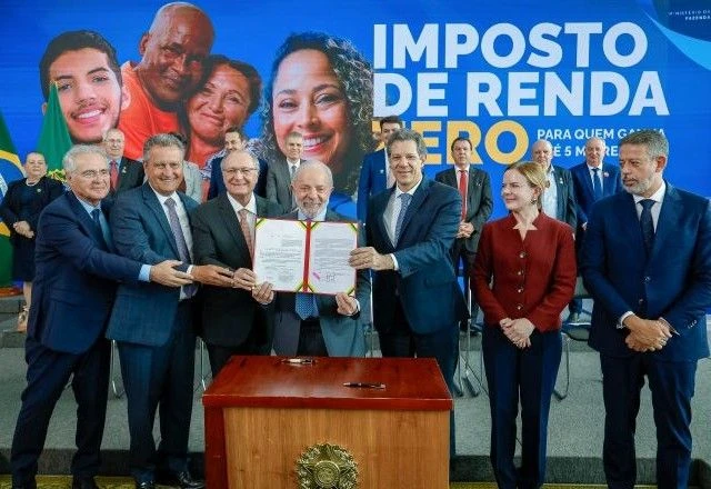 Lula sanciona isenção de IR para quem ganha até R$ 5 mil e taxação mínima para rendas altas - SBT News