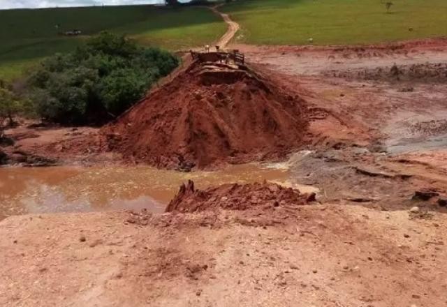 Imagem da noticia Represa rompe, atinge pastos e interdita ponte em Ouro Fino, sul de Minas