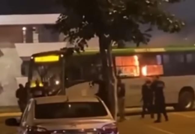 Imagem da noticia Resultado da baderna: 5 ônibus e 8 carros queimados