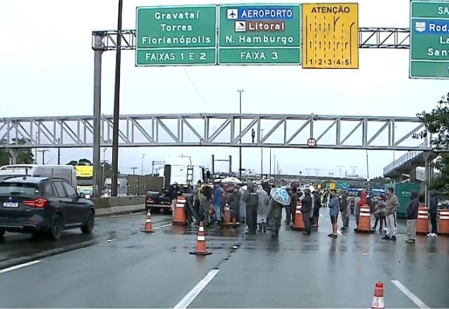 Imagem da noticia Revoltados com as enchentes, moradores de Canoas (RS) bloqueiam BR-116 após água voltar a subir