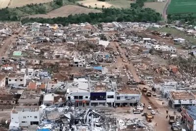Adolescente de 14 anos está entre mortos em passagem de tornado no PR; veja nomes Adolescente de 14 anos está entre mortos em passagem de tornado no PR; veja nomes