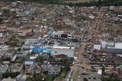 Tornado deixa 6 mortos e centenas de feridos no Paraná Tornado deixa 6 mortos e centenas de feridos no Paraná