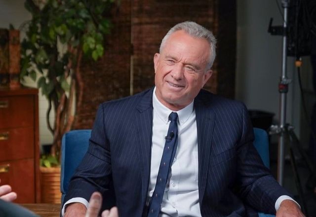 Imagem da noticia Robert F. Kennedy Jr. suspende campanha nos EUA e declara apoio a Trump