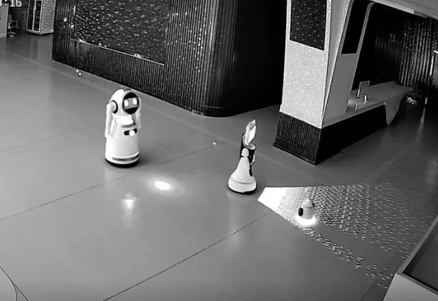 Imagem da noticia Robô com IA convence outros 12 robôs a "entrarem em greve"; assista ao vídeo