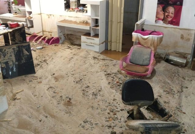 Imagem da noticia Adutora se rompe durante a madrugada e deixa seis casas alagadas em Florianópolis