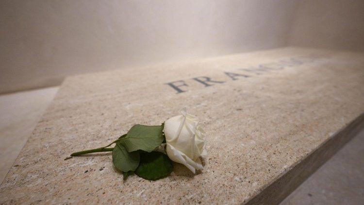 Imagem da noticia Saiba qual é o significado da rosa branca deixada sobre o túmulo do Papa Francisco