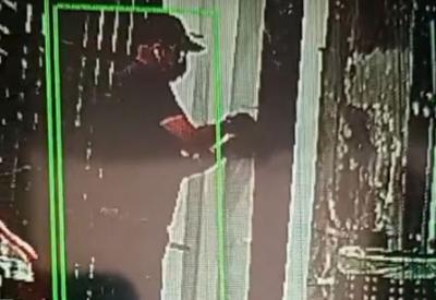 Dupla estoura cadeado e rouba casa no bairro do Pacaembu, em São Paulo  Dupla estoura cadeado e rouba casa no bairro do Pacaembu, em São Paulo