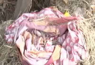 Bebê de apenas 15 dias é abandonado no meio do lixo Bebê de apenas 15 dias é abandonado no meio do lixo