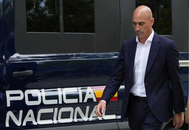 Imagem da noticia Justiça proíbe que Rubiales se aproxime de jogadora beijada à força