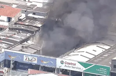 Incêndio de grandes proporções atinge loja de tintas em Santo André (SP) Incêndio de grandes proporções atinge loja de tintas em Santo André (SP)