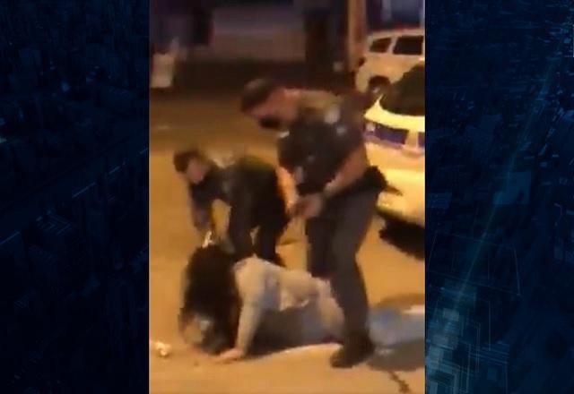 Imagem da noticia Vídeo: PM arrasta mulher pelo cabelo durante abordagem no interior de SP