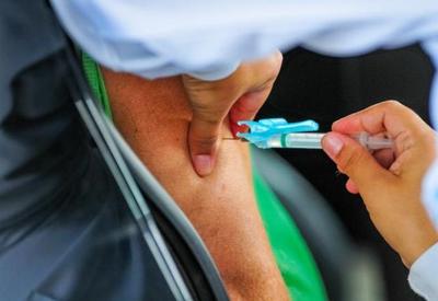 São Paulo começa a vacinar população com 3ª dose contra covid-19 São Paulo começa a vacinar população com 3ª dose contra covid-19