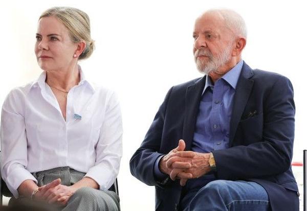 Imagem da notícia: Lula diz a ministros que busca parlamentar para lugar de Gleisi e descarta chefe do Conselhão