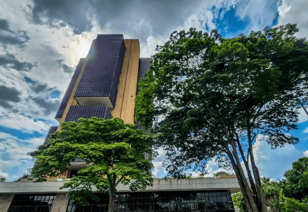 Imagem da notícia: BC afasta dois chefes em meio a investigação interna sobre Master